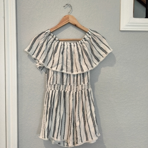 Lulu's Off The Shoulder Romper - Picture 3 of 5